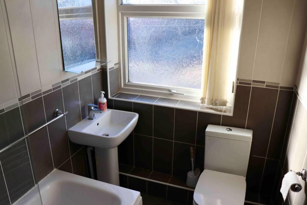 Cheerful 2 Bedroom Residential Home - Free Parking Лидс Экстерьер фото