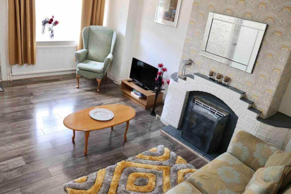 Cheerful 2 Bedroom Residential Home - Free Parking Лидс Экстерьер фото