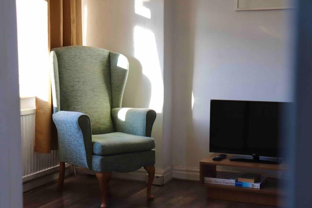 Cheerful 2 Bedroom Residential Home - Free Parking Лидс Экстерьер фото